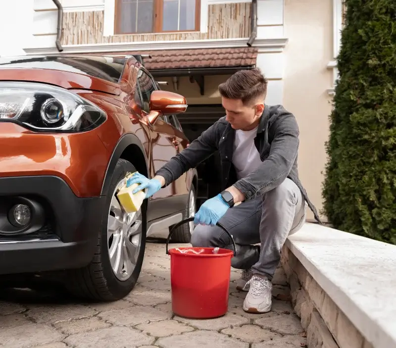 Lavage auto à domicile Mas-Saintes-Puelles : professionnel intervenant sur un véhicule